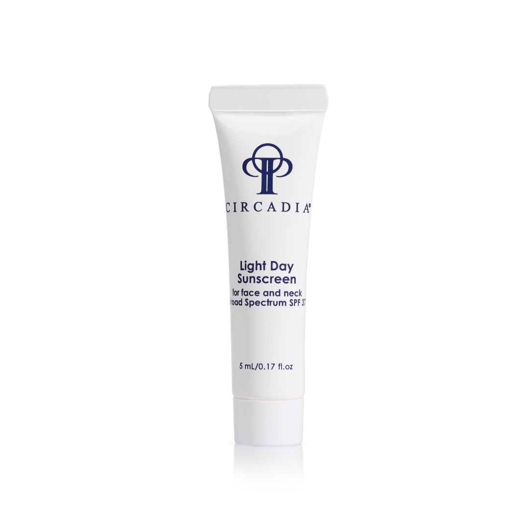 Protector solar Light Day de amplio espectro SPF 37, 5 ml, muestra (paquete de 10)